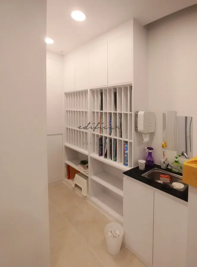 효율적인 수납공간을 갖춘 피아노학원 유틸리티룸